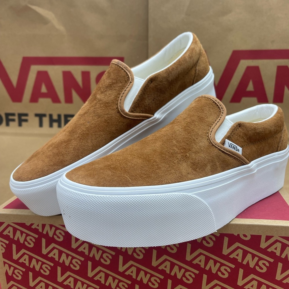 Vans NUBUCK Classic Slip-On Platform Shoe
Stackform Sneakers 
Nubuck Chipmunk - Picture 6 of 16